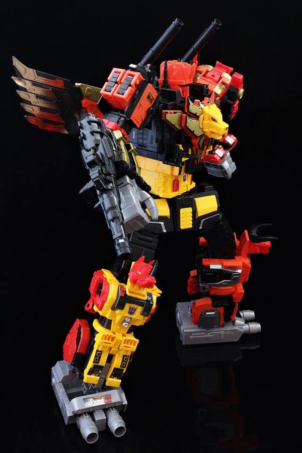 Power Of The Primes Predaking Titan Class Figure In Hand Photos Of Predacons And CombinerPower Of The Primes Predaking Titan Class Figure In Hand Photos Of Predacons And Combiner 25 (25 of 33)